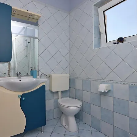 Apartments And Rooms With Parking Space Vrbnik, Krk - 5299 Vrbnik (Primorje-Gorski Kotar)