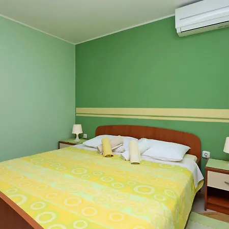 Apartments And Rooms With Parking Space Vrbnik, Krk - 5299 Guest house 3*