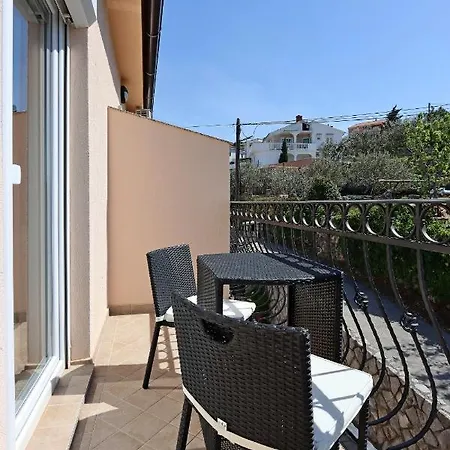 Guest house Apartments And Rooms With Parking Space Vrbnik, Krk - 5299 Vrbnik (Primorje-Gorski Kotar)