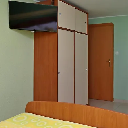 Apartments And Rooms With Parking Space Vrbnik, Krk - 5299 Guest house