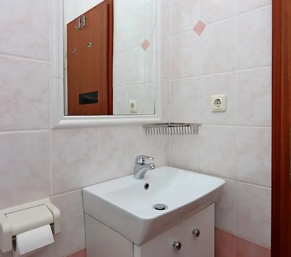 Apartments And Rooms With Parking Space Vrbnik - Krk - 5299 Gostinjska kuća 3*